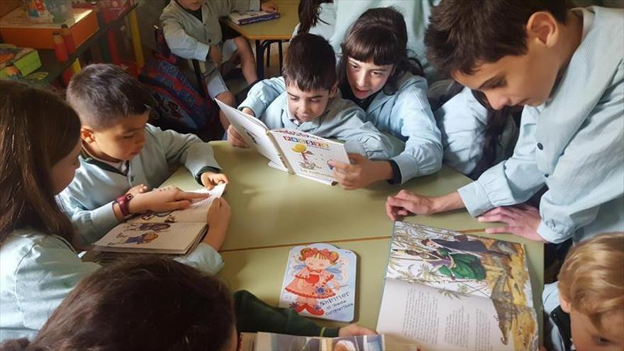 Mayores y pequeños, unidos por la lectura