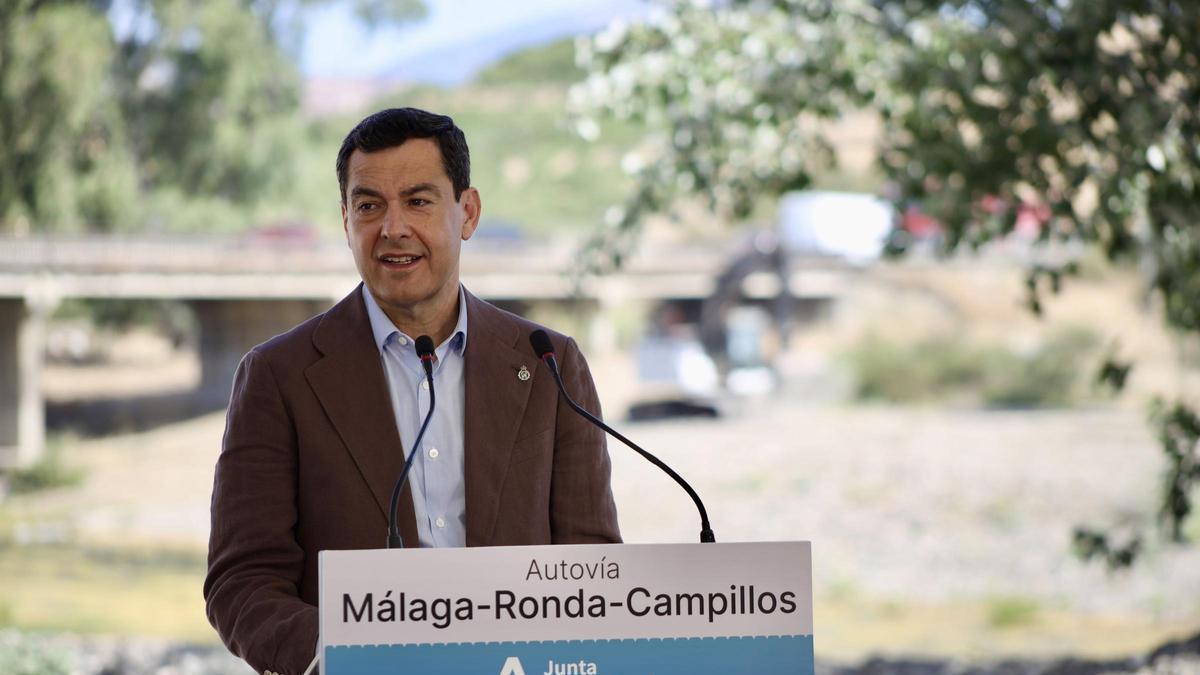 El presidente de la Junta de Andalucía, Juanma Moreno, este martes en el acto de inicio de las obras del tramo de autovía Casapalma-Cerralba, en Cártama.