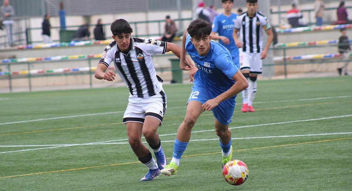 Javi Guerra intenta interceptar la escapada del mediocentro del Roda, Jorge Carrasco.