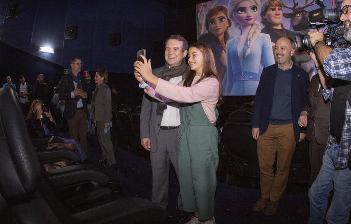 Las niñas asistentes no dudaron en fotografiarse con el alcalde. Las niñas asistentes no dudaron en fotografiarse con el alcalde.