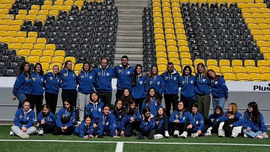 Loris Benito, en el centro, con la expedición de la SCD Pastoriza en el estadio del Young Boys.