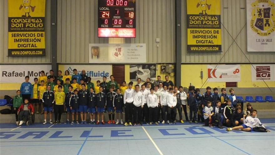 La Salle juega al balonmano para recordar a Ángel Ortiz