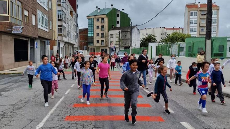 Juegos en la Avenida Recinto Feiral, una vez pintada, y en el pabellón municipal.