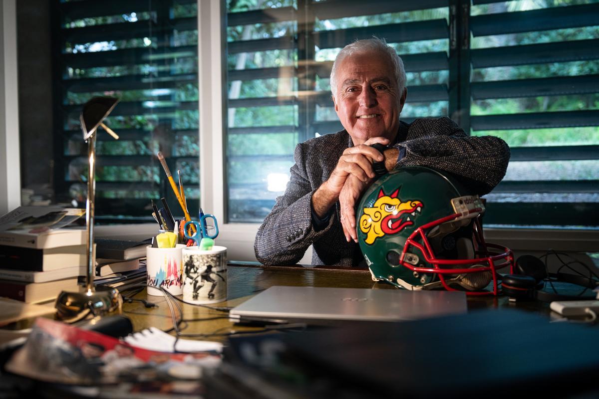 Jordi Vila-Puig, exjugador del Barça de hockey patines, posa con el casco de los Barcelona Dragons.