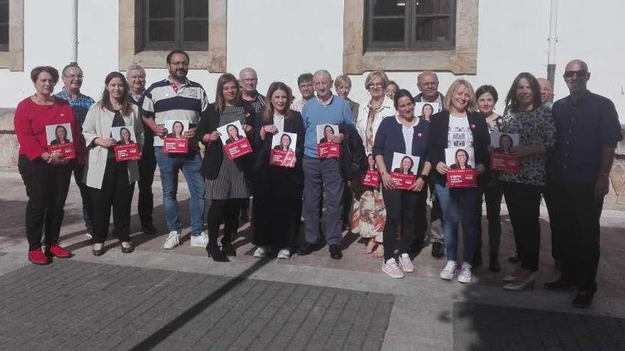 El acto de presentación del programa electoral de los socialistas de Cangas de Onís en la plaza Camila Beceña, ayer.