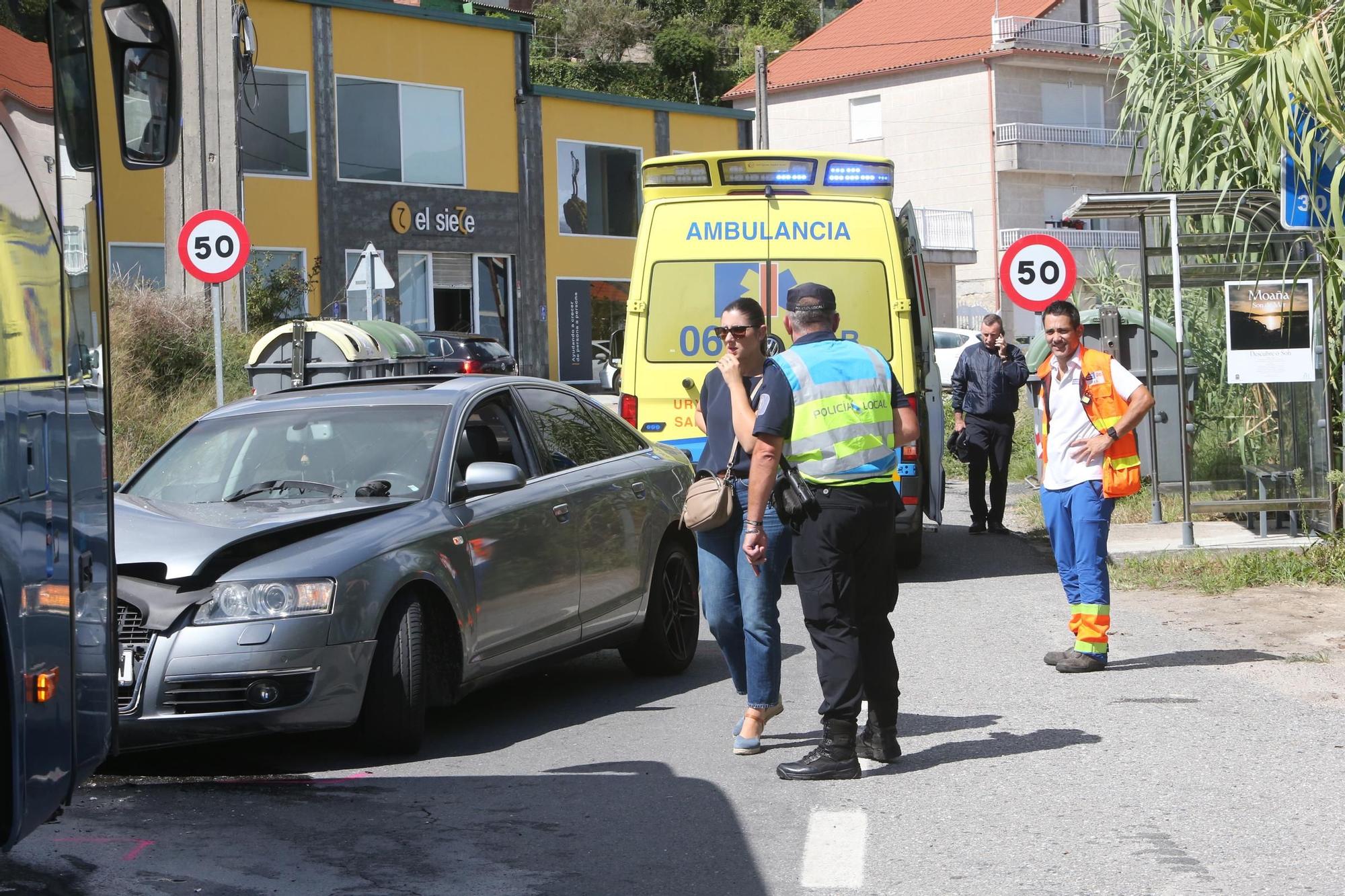 Accidente entre un autobús escolar y un turismo en Moaña