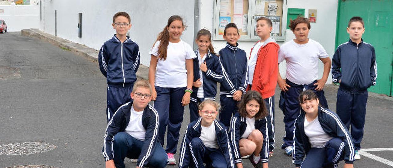 Lucía José, segunda por la izquierda y en cuclillas, con un grupo de compañeros de clase.