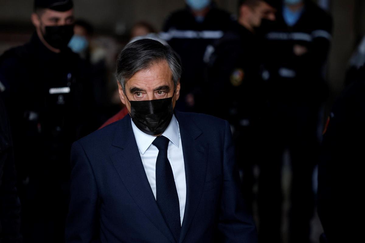 El ex primer ministro francés Fillon niega el empleo ficticio de su esposa