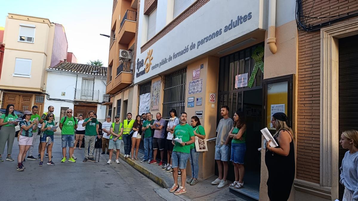 Los profesores leen el manifietso a las puertas del centro.