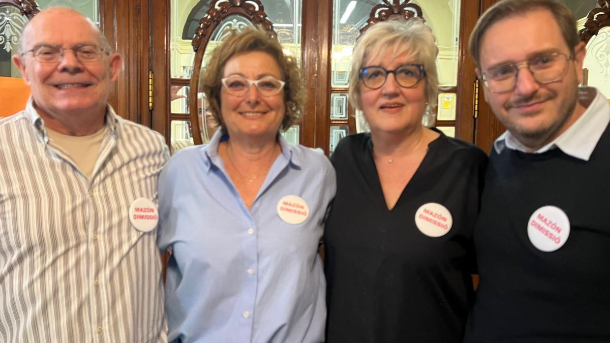 Los socialistas de Carcaixent con una chapa de "Mazón dimissió", durante el pleno de ayer.