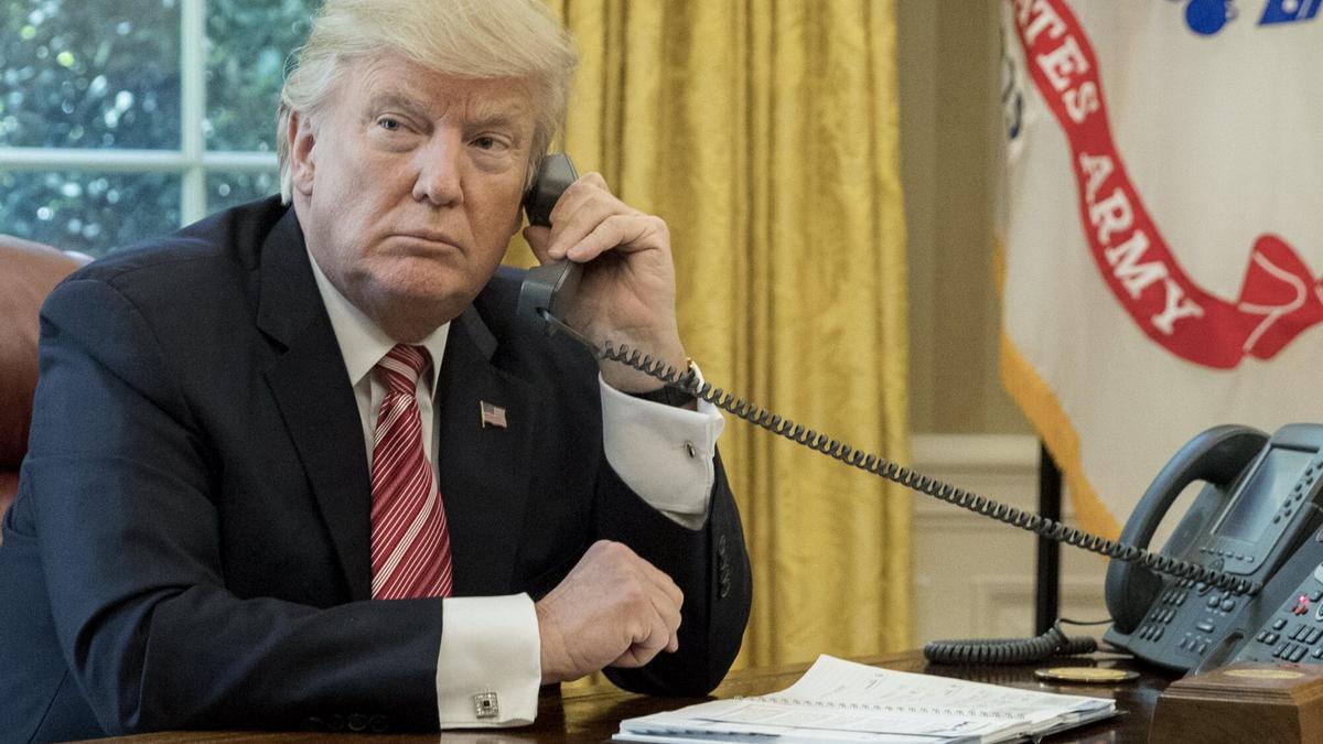 El presidente de EEUU, Donald Trump, al teléfono en el despacho oval.