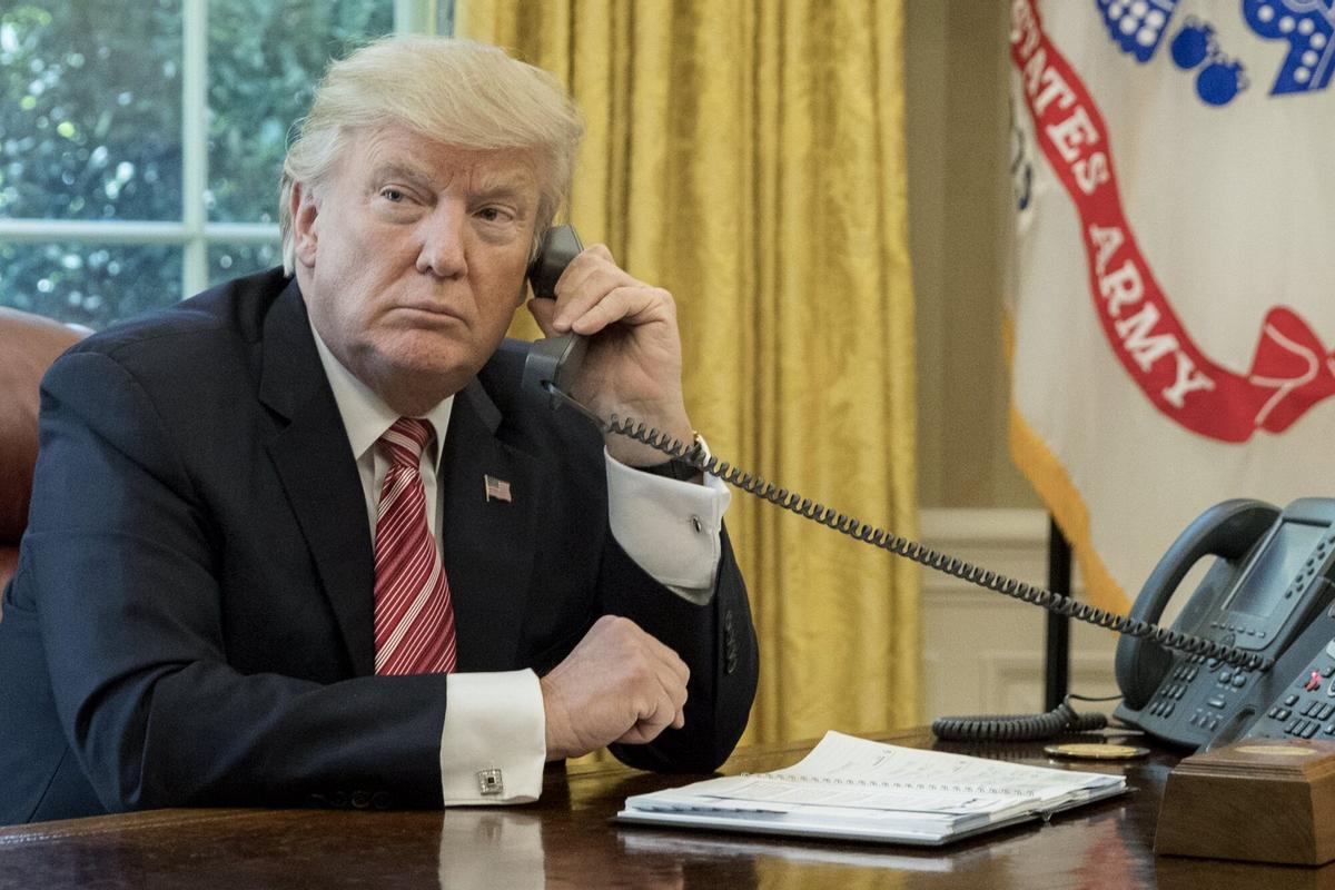 El presidente de EE. UU., Donald Trump, al teléfono en el despacho oval de la Casa Blanca. EPA/MICHAEL REYNOLDS. Sustituye el texto