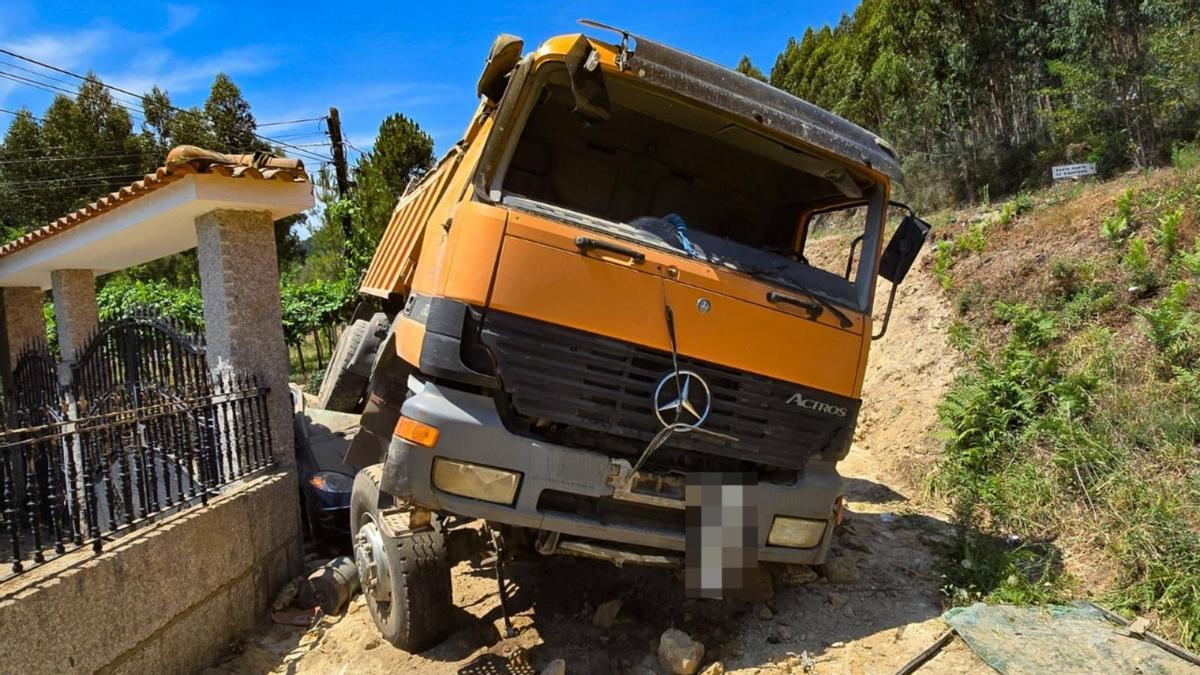 El camión, sobre el coche aplastado.