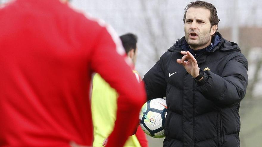 Rubén Baraja da órdenes durante un entrenamiento