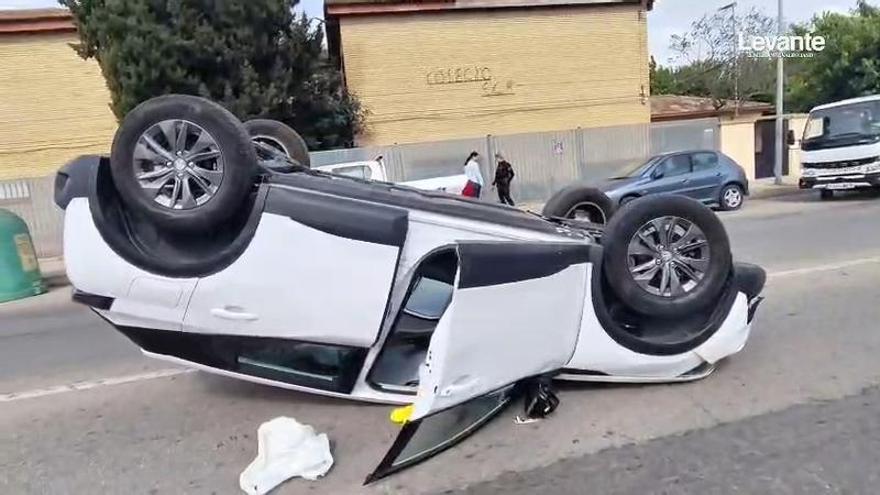 El vuelco de un vehículo corta una ronda urbana de Alzira