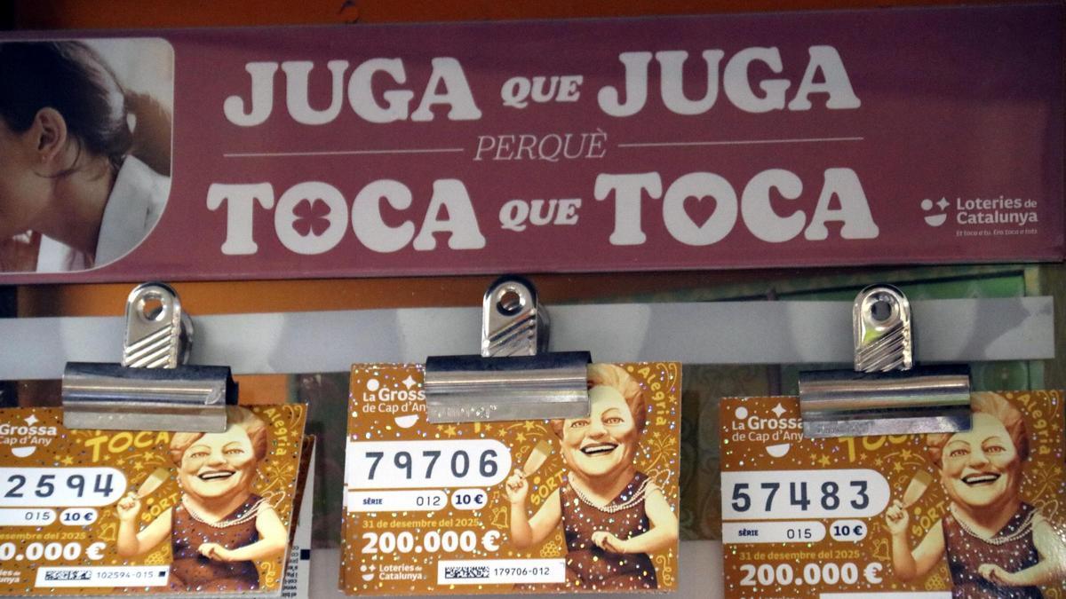 Butlletes de la Grossa de Cap d'Any en una botiga.