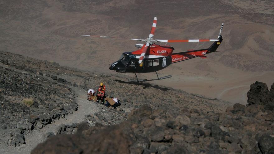 Imagen de archivo de un helicóptero del GES que se dispone a rescatar a un senderista accidentado en el interior del Parque Nacional del Teide.