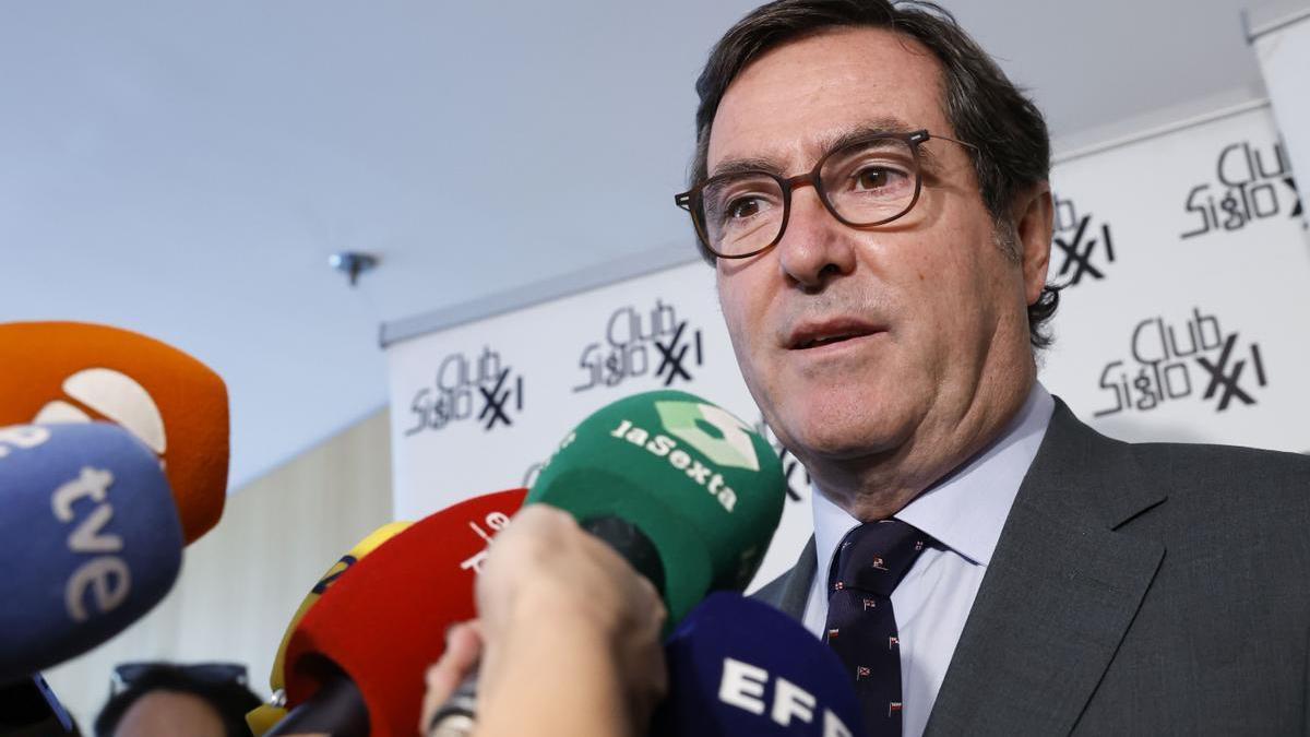 El presidente de la CEOE, Antonio Garamendi, en declaraciones a su llegada a un almuerzo-coloquio Club del siglo XXI en Madrid.