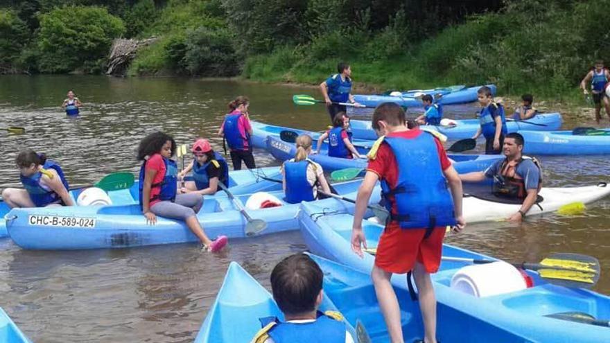 Arriondas despide el curso bajando el Sella en canoa