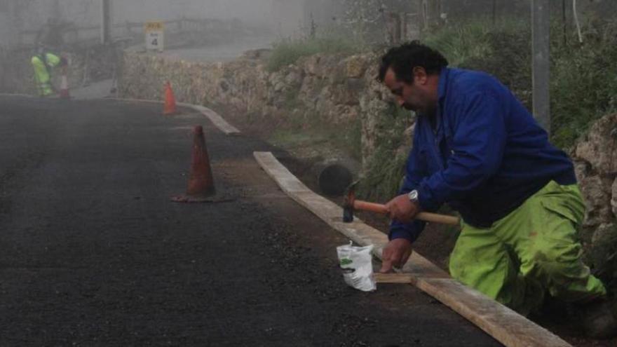 Un operario trabaja en la mejora de la carretera de Valles, ayer.