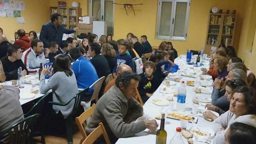 Vecinos de Pozuelo de Vidriales durante la degustación de setas y otros productos típicos de la comarca.