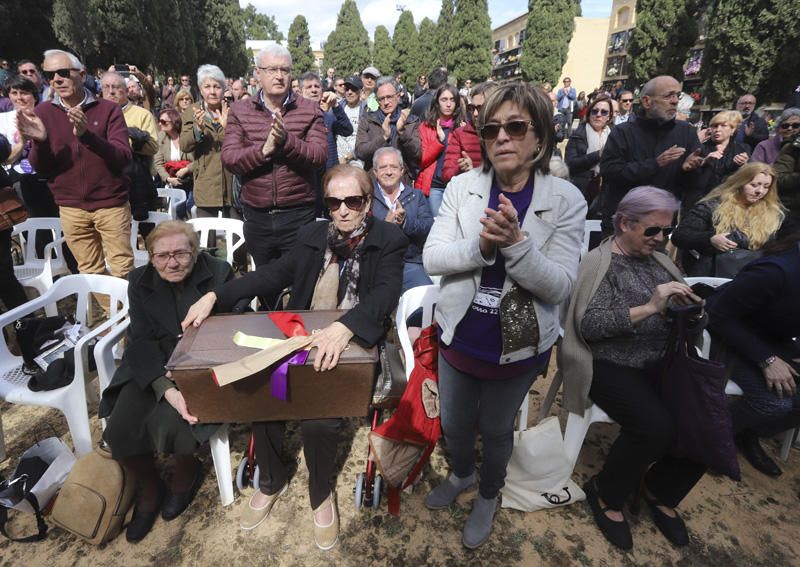 Entrega de los restos de los fusilados por el franquismo a sus familiares, en Paterna