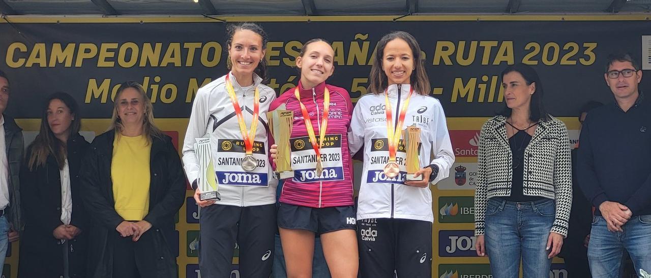 Fátima Ouhaddou, la primera por la derecha, en el podio del Campeonato de España de media maratón.