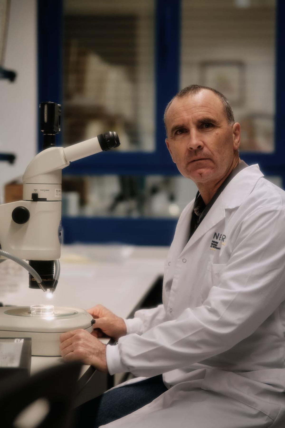 El veterinario Jesse Barandika, en su laboratorio.