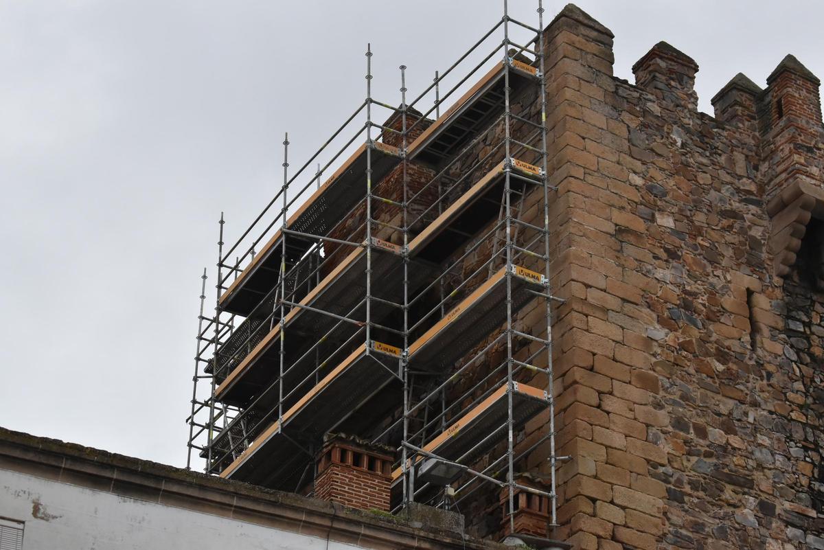 Fotogalería | Los andamios de la reforma de la muralla, en la Torre de Bujaco