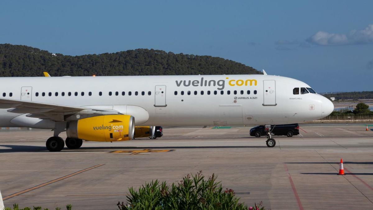Un avión de Vueling en el aeropuerto de Ibiza.