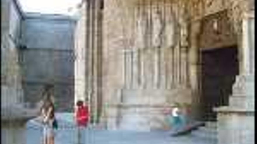 Unos turistas contemplan el pórtico de la catedral, ayer, en Tui. / e.g.