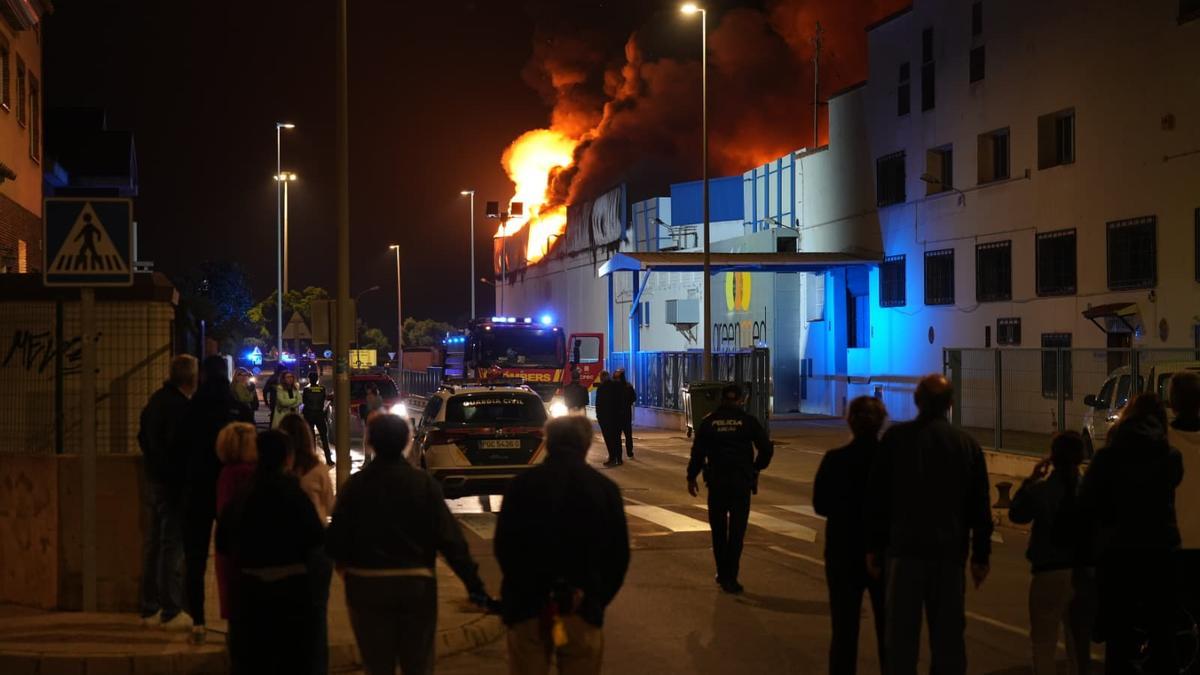 Incendio en el antiguo almacén de naranjas de Martinavarro