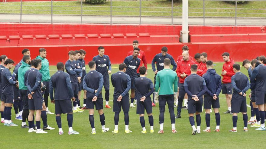 Los jugadores del Sporting, en torno a Miguel Ángel Ramírez, en Mareo. | Ángel González