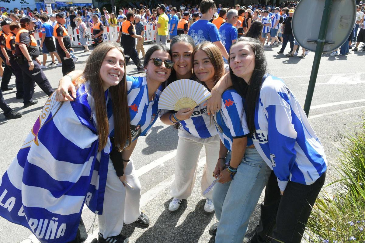 Marcha de la marea blanquiazul y llegada a Riazor