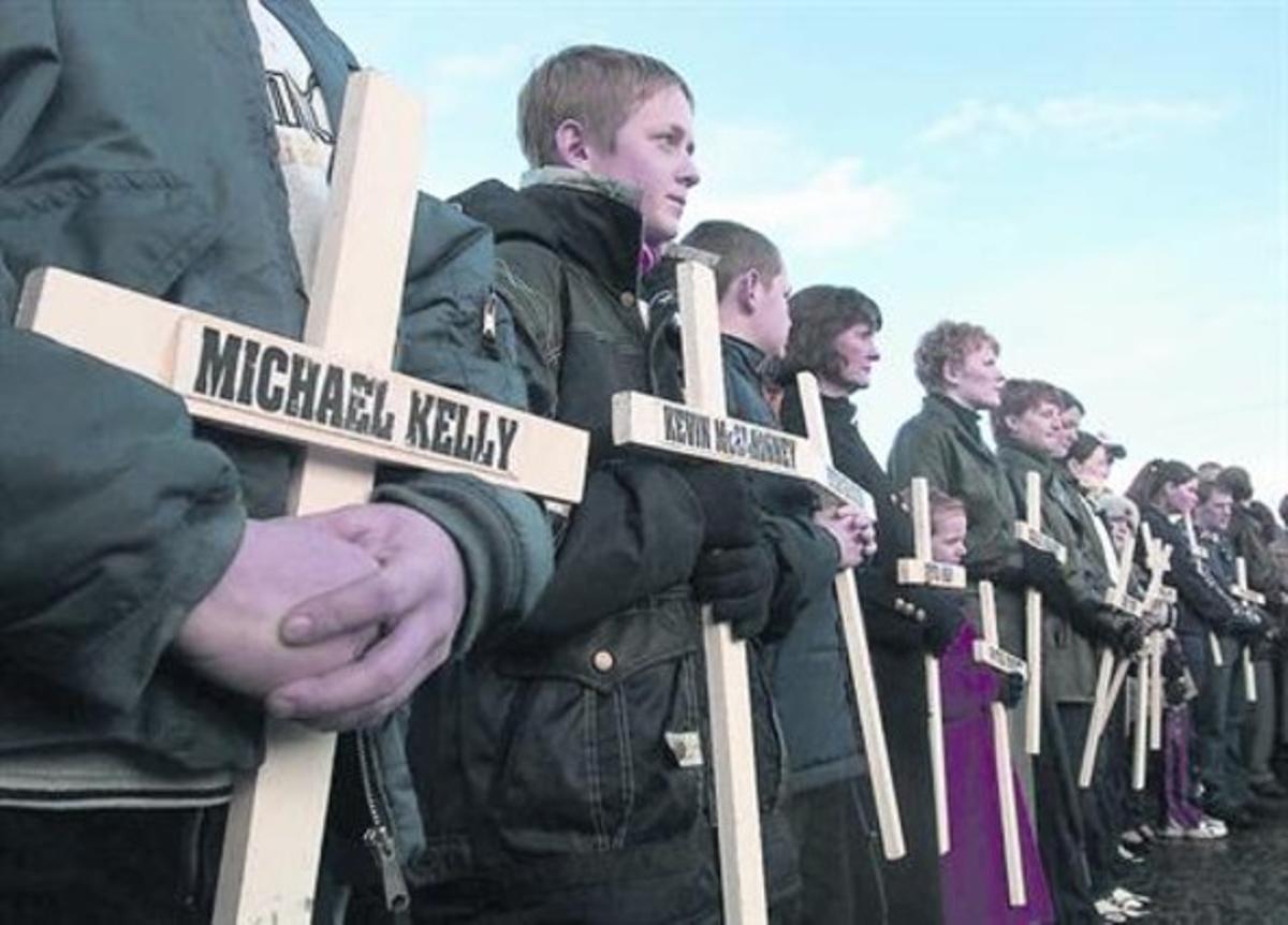 Familiars d’algunes de les víctimes del ’Bloody Sunday’ en un acte d’homenatge als morts.