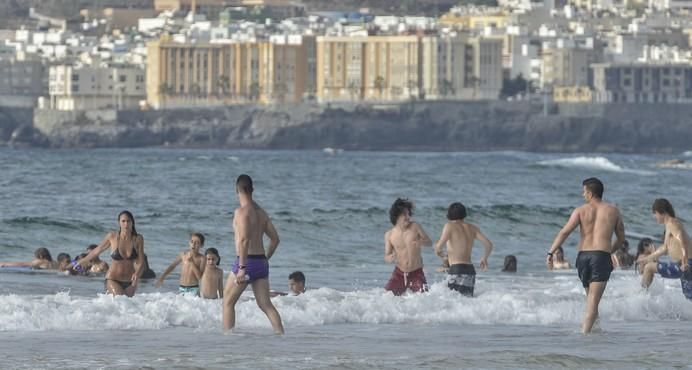 LAS PALMAS DE GRAN CANARIA A 21/06/2017. La Agencia Estatal de Meteorología (Aemet) ha decretado el aviso amarillo por altas temperaturas para este jueves, 22 de junio en Gran Canaria. Playa de Las Canteras. FOTO: J.PÉREZ CURBELO