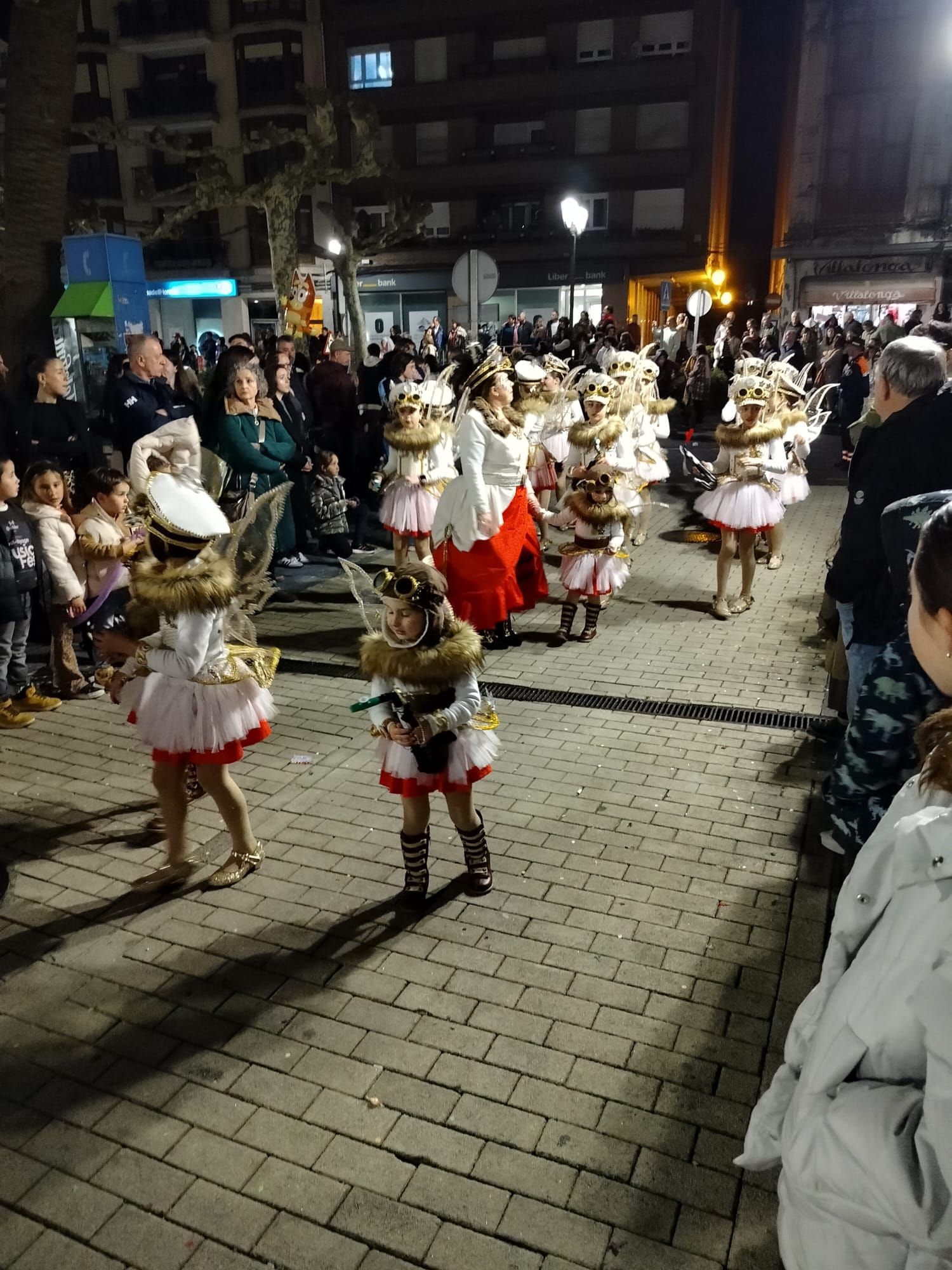 Navia luce mejor su carnaval: a destiempo, pero con alta partipación