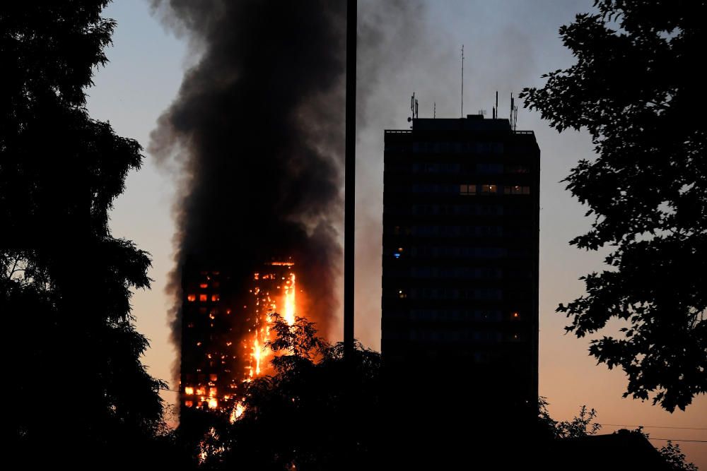 Incendi en un bloc de pisos de 27 plantes a Londres