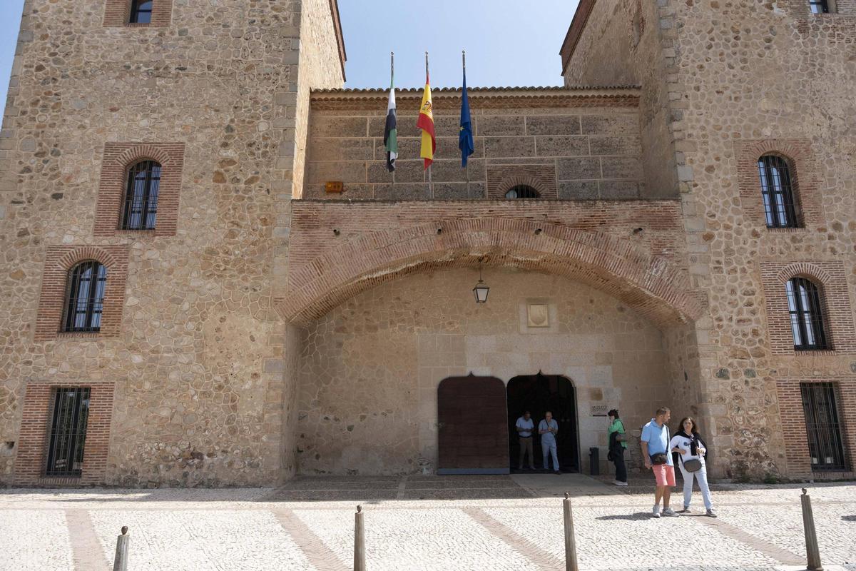 Varios vistantes salen del Museo Arqueológico, este martes.