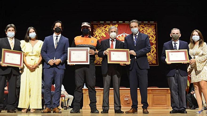 El alcalde, José Ortiz, y la edil Maribel Tocón, con algunos premiados. | L.O.