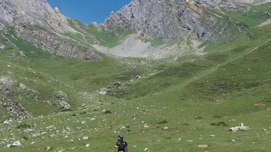 Uno de los participantes se acerca al refugio de El Meicín.