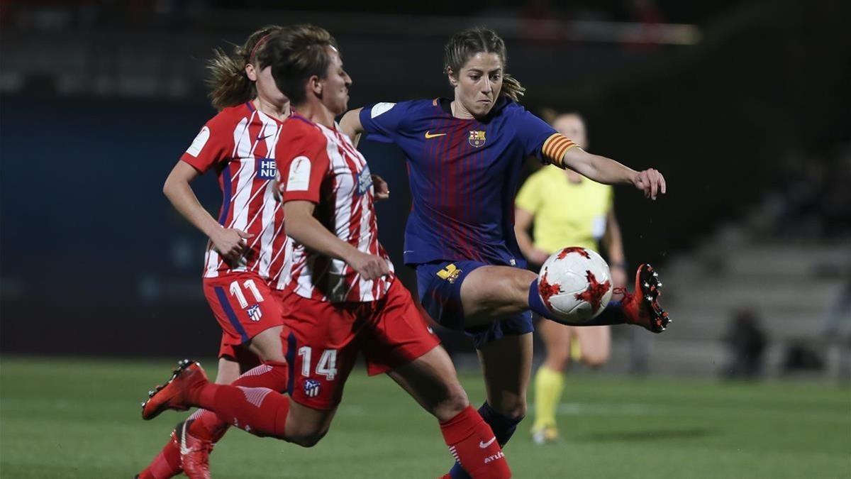 Vicky Losada controla el balón ante Marta Corredera (14) y Carmen Menayo (11).