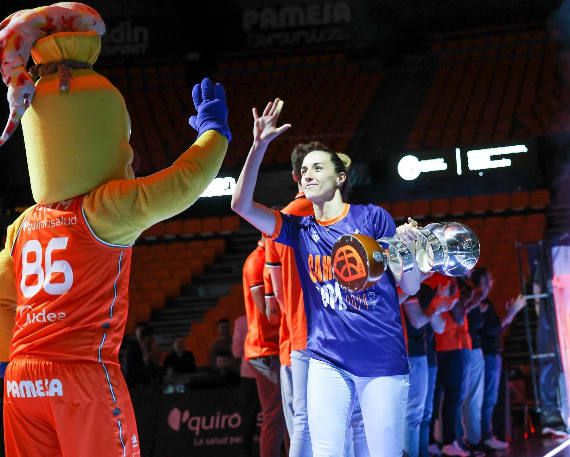 El Valencia Basket celebra a lo grande la Copa de la Reina con su afición