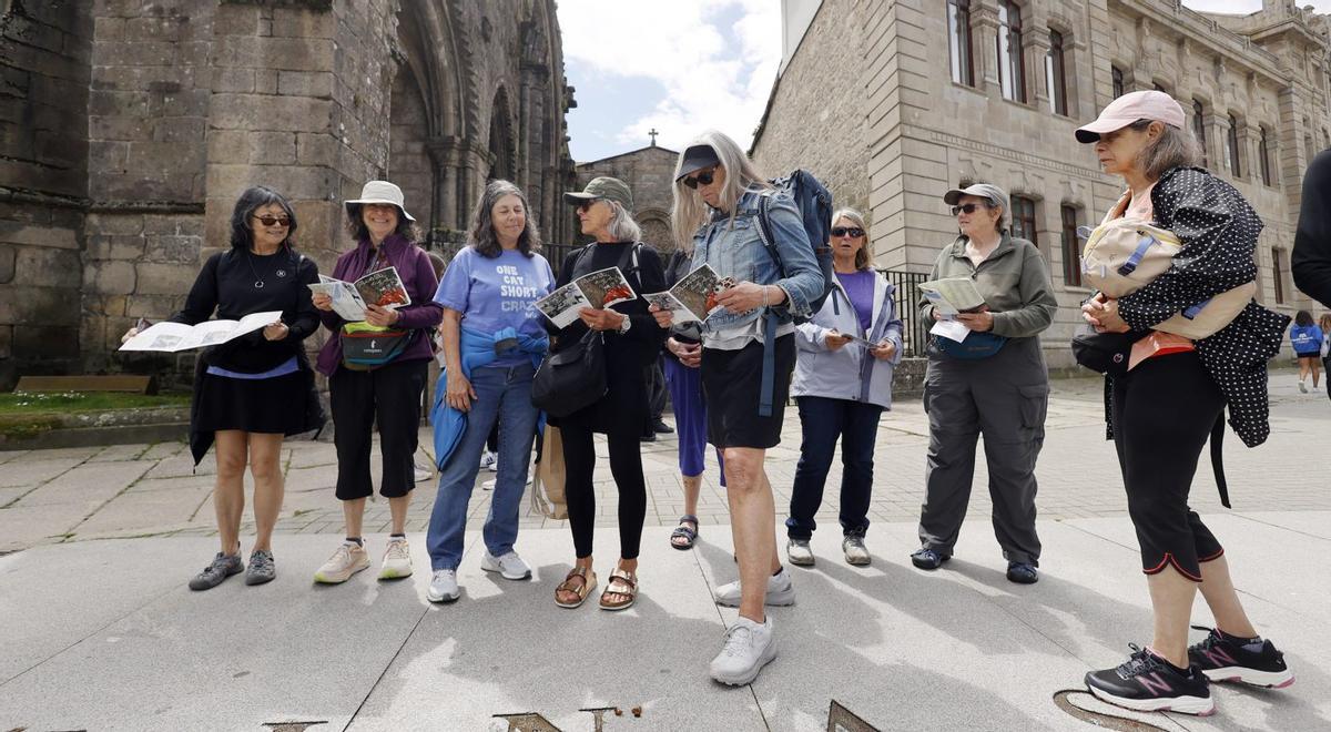 Grupo de turistas en las Ruinas de Santo Domingo, en Pontevedra.