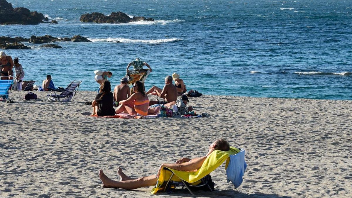 Bañistas en Riazor.