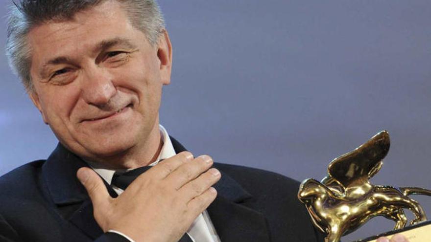 El director de &quot;Fausto&quot;, Alexander Sokurov, con el León de Oro ayer en Venecia.