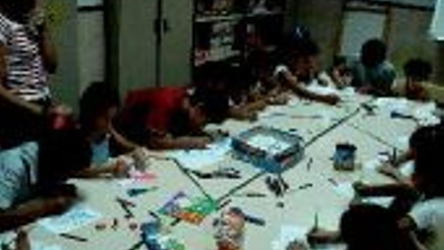 Un taller escolar acoge a 20 niños de Aldea Moret