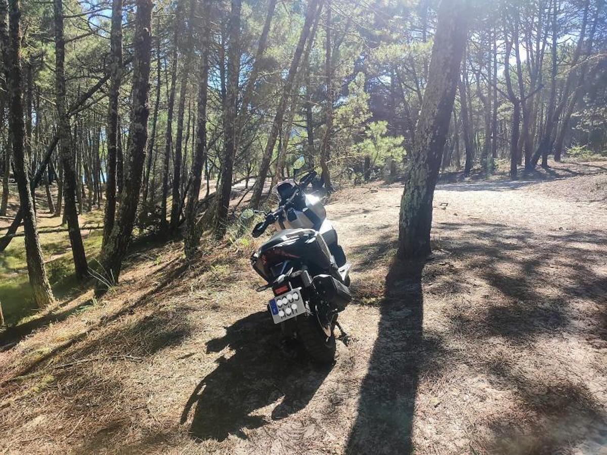 Motocicleta aparcada sobre el espacio dunar de Barra. |   // FDV