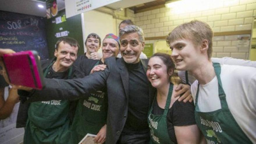 Clooney desata la locura en una cafetería en Edimburgo