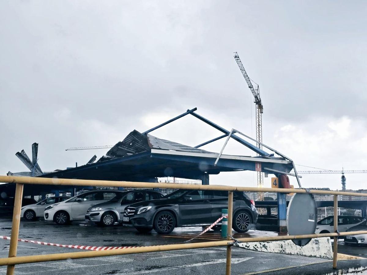 Parte de la cubierta del aparcamiento del Chuac, en A Coruña, desprendida por el fuerte viento durante las primeras horas de la borrasca 'Ingrid'.